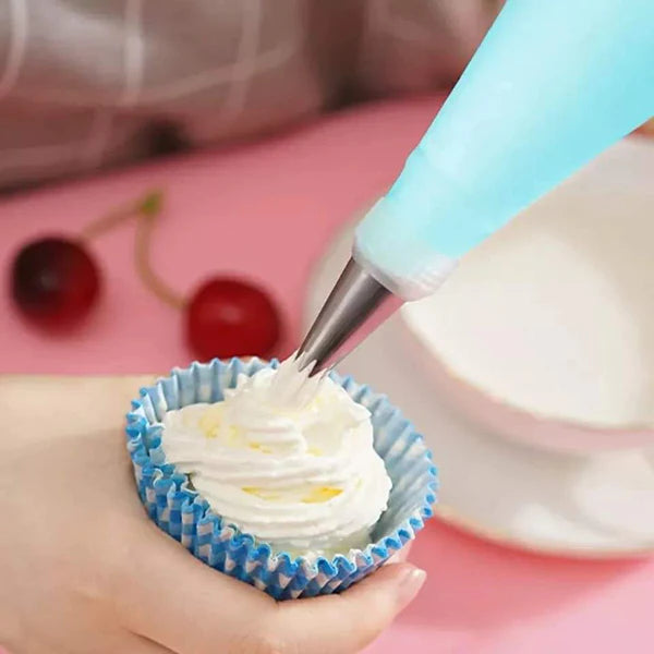 Cake decorating set