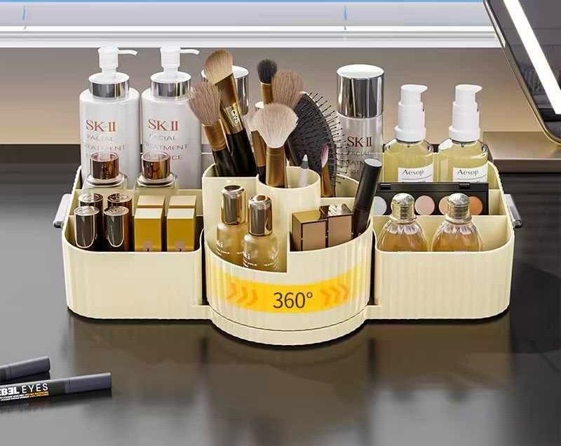Multipurpose organizer with a 360 degrees compartment