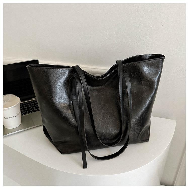 Women's chic leather handbags